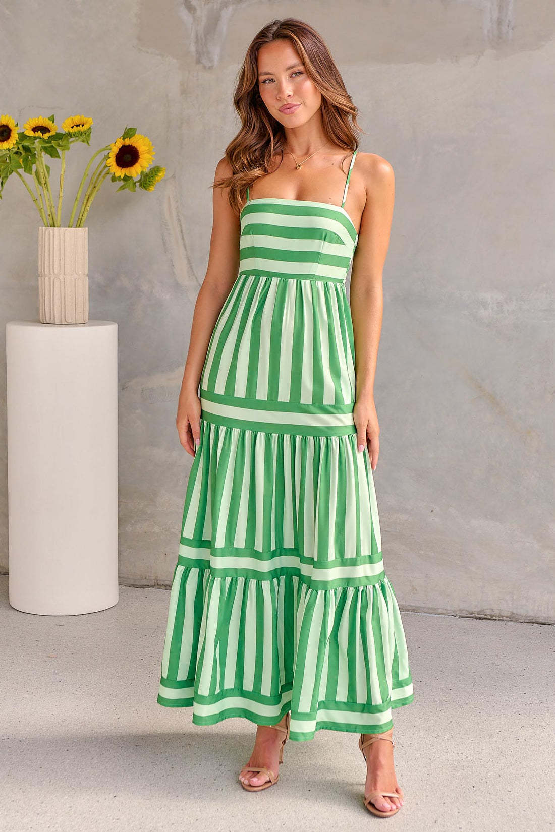 Robe longue d’été à bretelles, imprimée à rayures, avec poches, col carré, dos nu — tenue tendance pour femmes, idéale pour les vacances à la plage