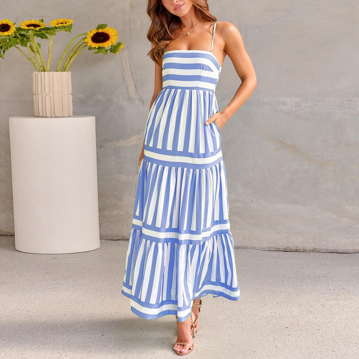 Robe longue d’été à bretelles, imprimée à rayures, avec poches, col carré, dos nu — tenue tendance pour femmes, idéale pour les vacances à la plage