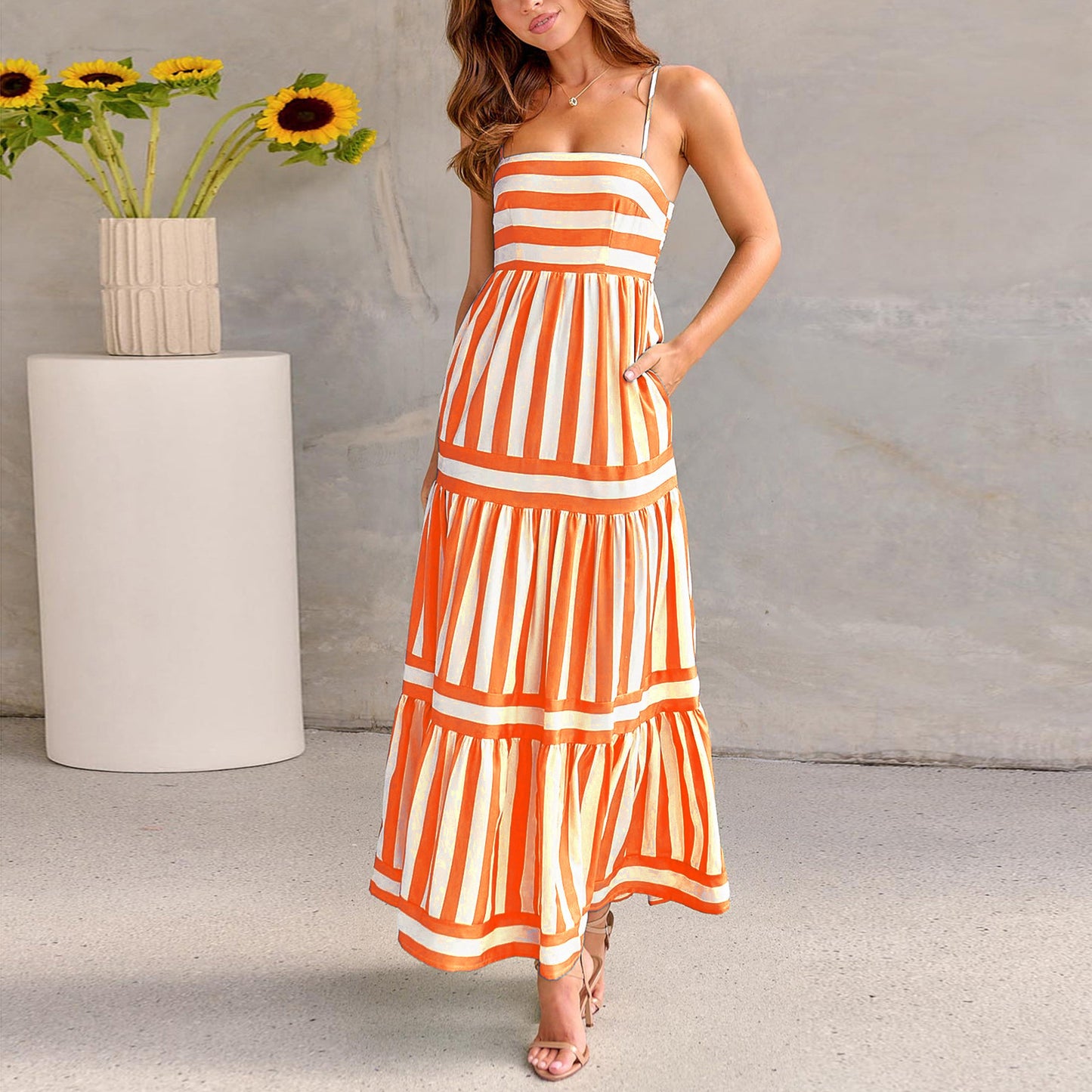 Robe longue d’été à bretelles, imprimée à rayures, avec poches, col carré, dos nu — tenue tendance pour femmes, idéale pour les vacances à la plage