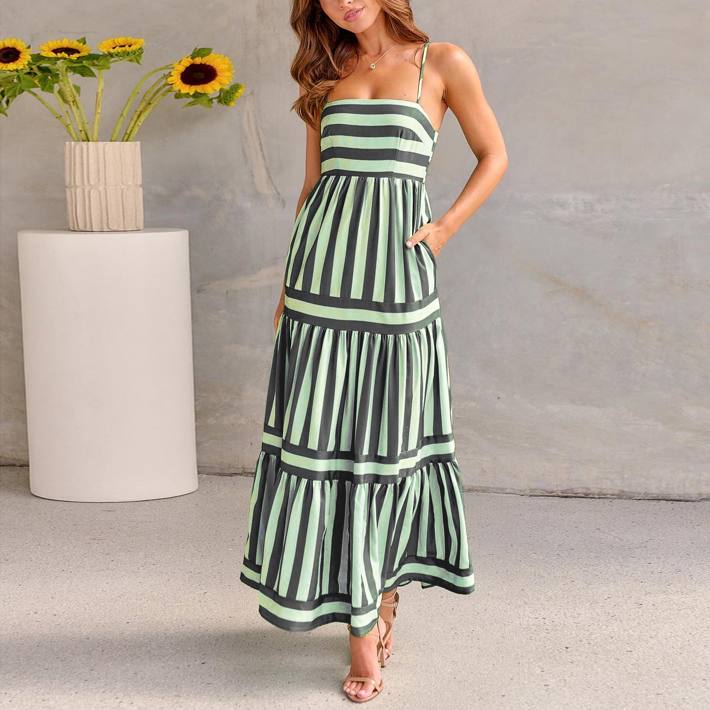 Robe longue d’été à bretelles, imprimée à rayures, avec poches, col carré, dos nu — tenue tendance pour femmes, idéale pour les vacances à la plage